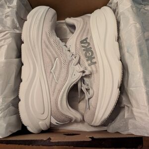 NIB HOKA Women's Bondi 9 shoe in Stardust Silver, size 8.5b